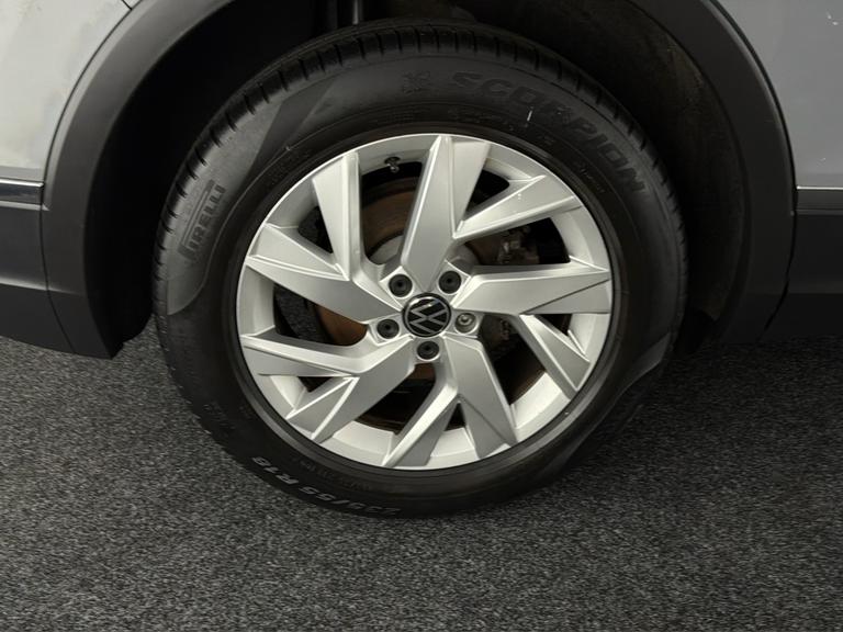 Volkswagen TIGUAN Photo bsapi-35e6f8a4292c360475261d904c162a683591afa3.jpg