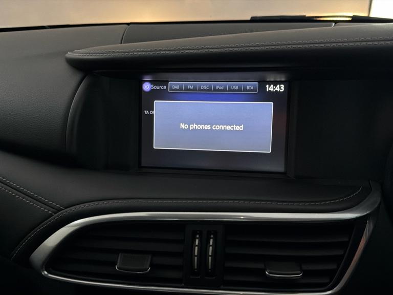 INFINITI Q30 Photo bsapi-42d885098f22f2c2296527dd70e99be39bb583bb.jpg