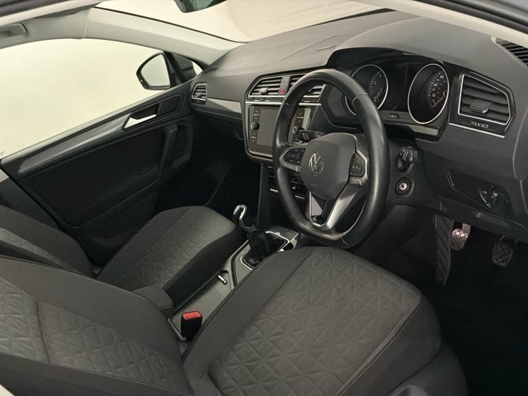 Volkswagen TIGUAN Photo bsapi-4d80cab4e977beea64e9a7daa7ecac123b1b37bf.jpg