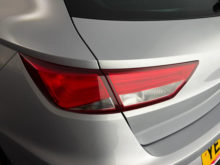 SEAT LEON Photo bsapi-4faed410f852db2111e7ac161dcccdb49e473669.jpg