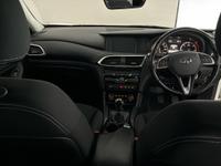 INFINITI Q30 Photo 10