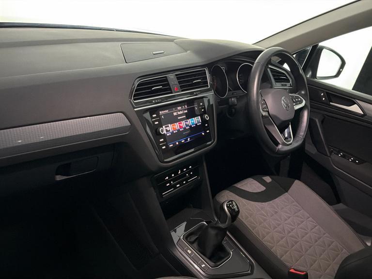 VOLKSWAGEN Tiguan Photo bsapi-5755e151218452a0a5854f0cc44b922b26282c40.jpg