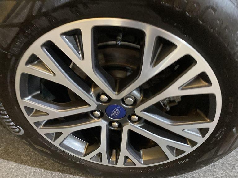 Ford KUGA Photo bsapi-5a0a7c75ca2dd8fc79efd2e5a8e6722c4d3301c3.jpg