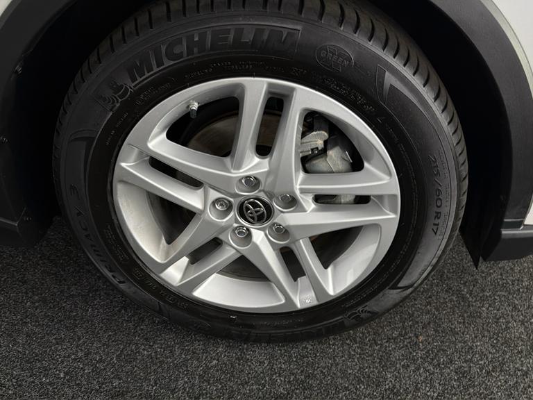 Toyota C-HR Photo bsapi-6849d8324c94bc1347b4e7f9a0b84606d626739f.jpg