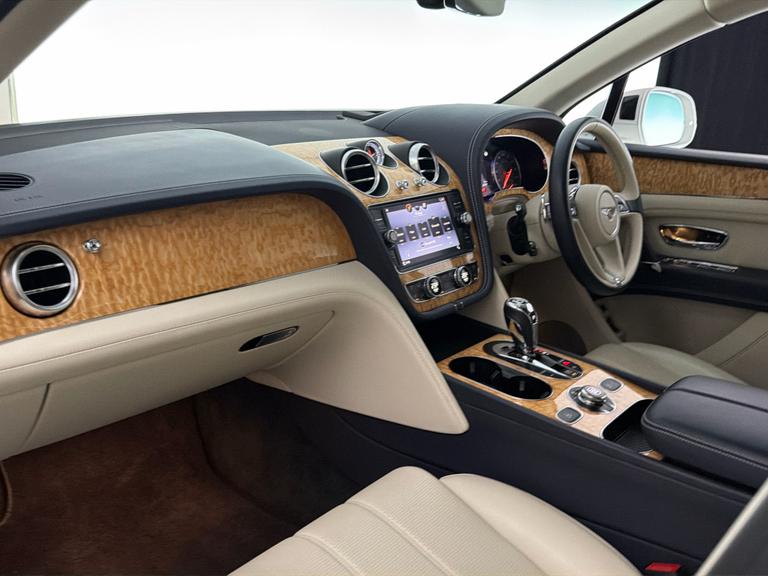 Bentley BENTAYGA Photo bsapi-700d89e3aeb0467c227561a9f3c3eb80e7669657.jpg