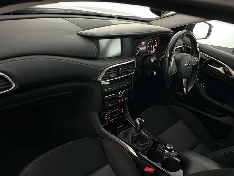 INFINITI Q30 Photo bsapi-7553e04ebcb5803a587dea9d0b2e1d779492fa65.jpg