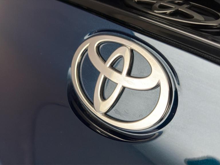 TOYOTA C-HR Photo bsapi-75d72a22f018132deec06b36bca50a714b84d71d.jpg