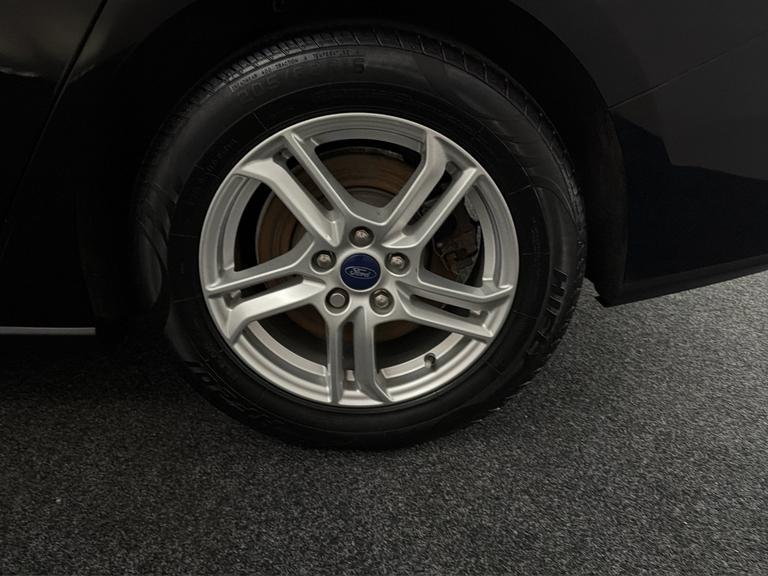 FORD Focus Photo bsapi-7633bd19e8bac25c14f38994f8837dcca69b6faf.jpg