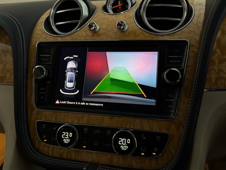 Bentley BENTAYGA Photo bsapi-7f9aaa2c5686eb9f9ad706c61468be948ae83377.jpg
