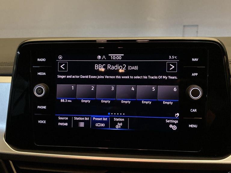 Volkswagen T-ROC Photo bsapi-82abe0e20a1bd7aac7e24f01875b9ef74f9b347d.jpg