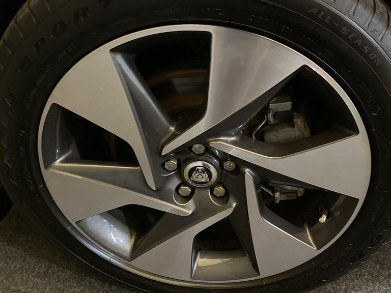 JAGUAR I-PACE Photo bsapi-830f5fbefdd2b23e6773bda3c837e2a317b5b7ec.jpg
