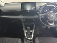 TOYOTA Yaris Photo 4