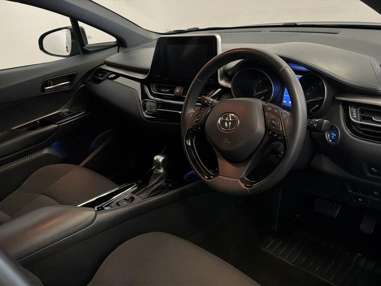 Toyota C-HR Photo bsapi-85840d13b42194a702c61b66dcb2dd1c2f8fd21e.jpg