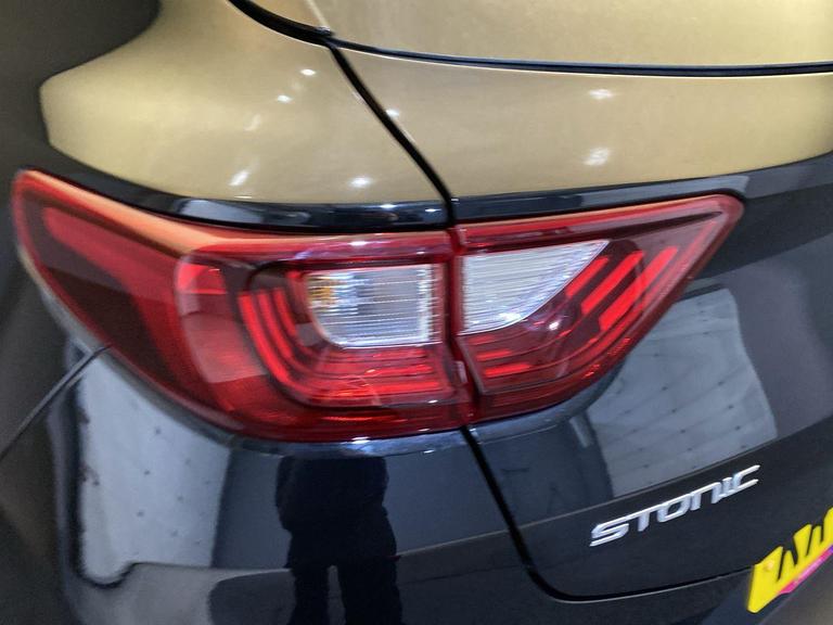 Kia STONIC Photo bsapi-893b28bd8993b9126b6c21101f0f448d5bd3707a.jpg