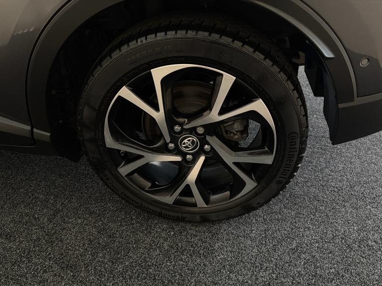 Toyota C-HR Photo bsapi-8b3680ecd4d67df9157fc45e5b040679a0a9a6b7.jpg