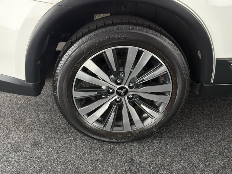 MITSUBISHI Outlander Photo bsapi-8b9917f826f105bac7573f4ca208275e66527e1d.jpg