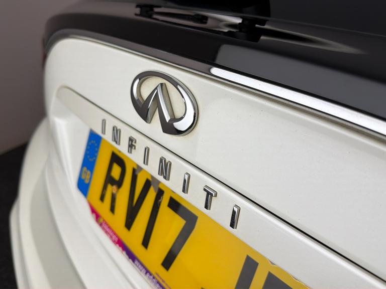 INFINITI Q30 Photo bsapi-8dd8765e81bd605445090d8a5808bd24f4f66252.jpg