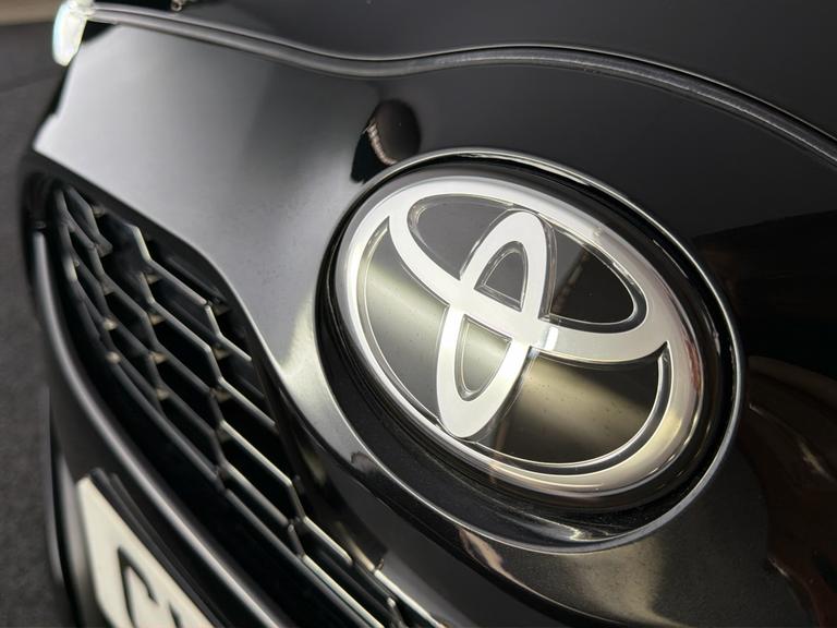 TOYOTA Yaris Photo bsapi-8f03f3f14c8e7dce6eabc11bed2babff37ce0039.jpg