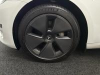 TESLA Model 3 Photo 24