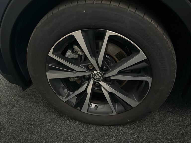 TOYOTA C-HR Photo bsapi-957c1137887117b45c7e586040cb4f96d78156c6.jpg