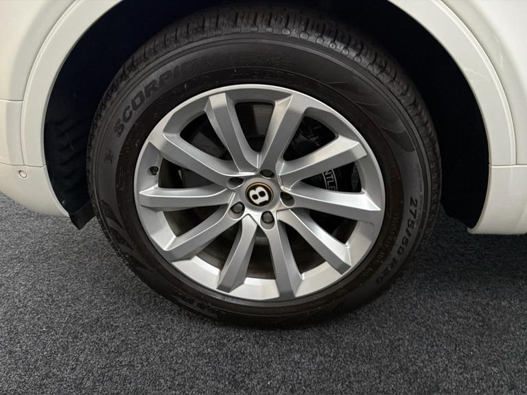 Bentley BENTAYGA Photo bsapi-95f4991542658abd001de8ed233890bcaba90cc8.jpg