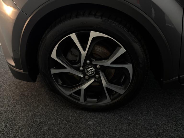 Toyota C-HR Photo bsapi-a831091c8b3fa8a31c1a109ae7b053b55f0189c2.jpg