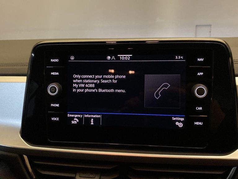 Volkswagen T-ROC Photo bsapi-acc26d17db777405b59861af091e58c9dd46b817.jpg