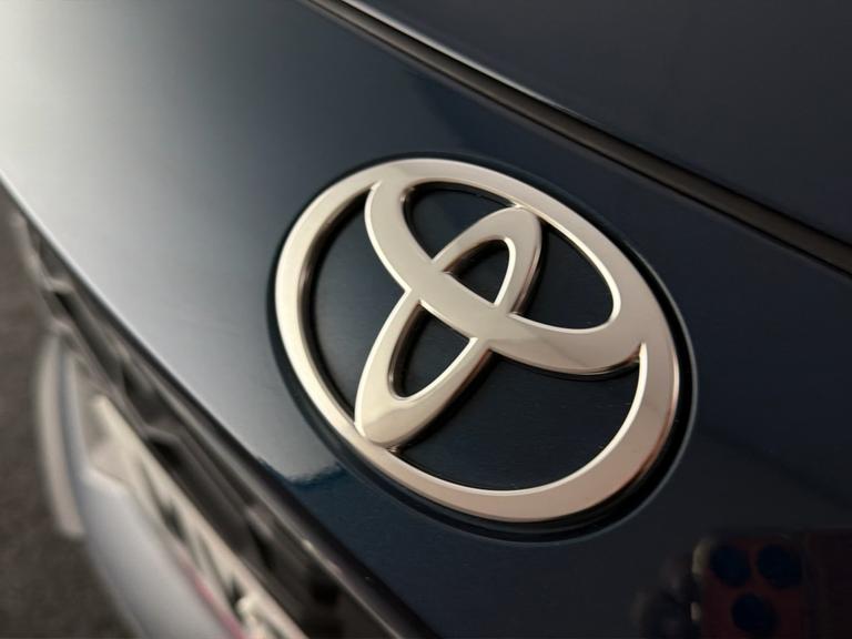 TOYOTA C-HR Photo bsapi-b056f40d9d5785e7019fc182abb5e712ffc4ebe5.jpg