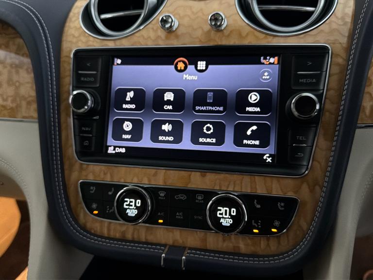Bentley BENTAYGA Photo bsapi-b227be9953b41c3d4dd97399875ed837bb16eac4.jpg