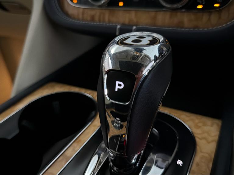 Bentley BENTAYGA Photo bsapi-b4678a23f7972993647b1e8b73ade2f53a0fe164.jpg