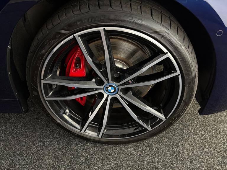 BMW 3 Series Photo bsapi-b4e16b17b01fa2260b215ef2a7bad74d00748048.jpg