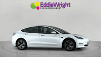 TESLA Model 3 Photo 8
