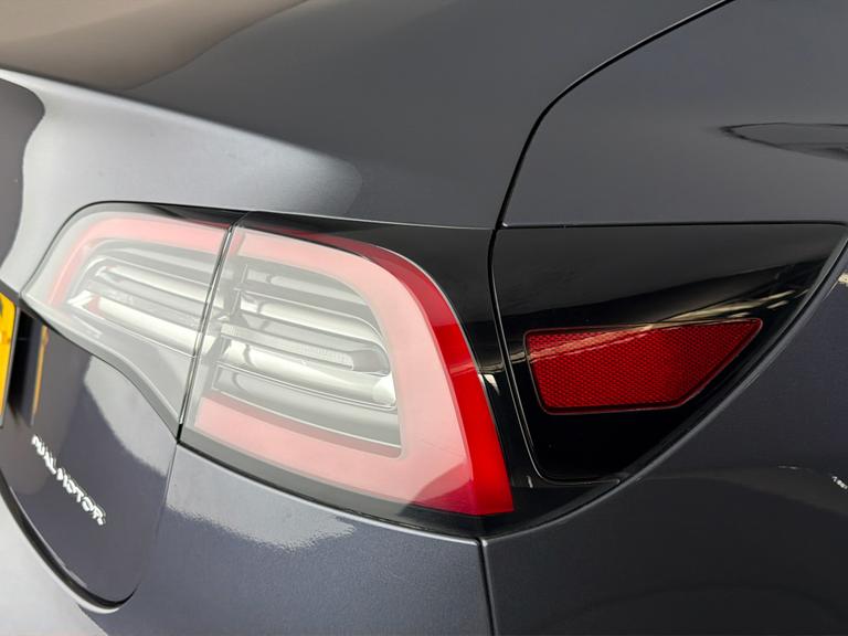TESLA Model 3 Photo bsapi-b54eb81ff1a1516e53428d35af415159e4c38c48.jpg