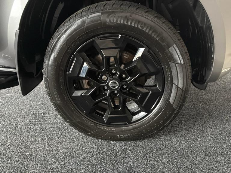 NISSAN Navara Photo bsapi-b60b5b40924c2daa3c2595c22644a8b7cf18fc90.jpg