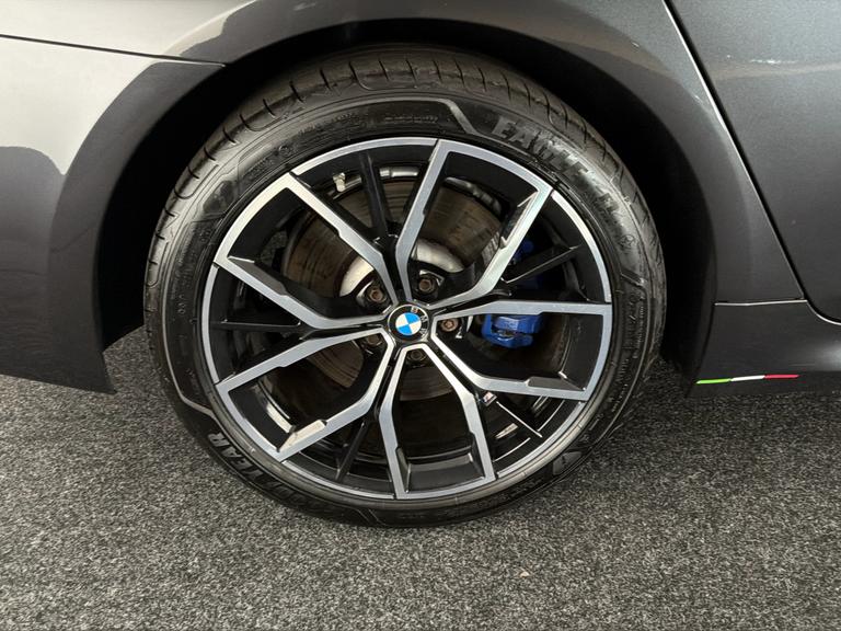 BMW 5 Series Photo bsapi-b70ddf7ccaeb1d3e6b1b39e97e9da9fe01968d97.jpg