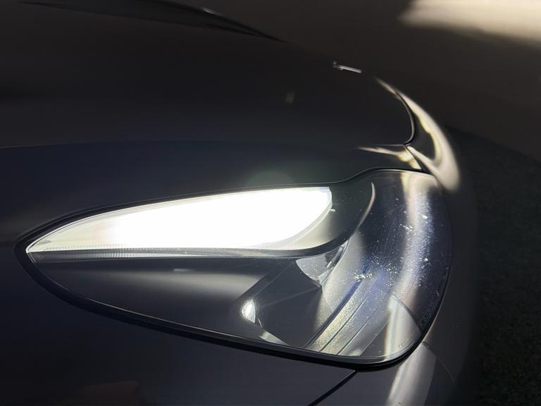 TESLA Model 3 Photo bsapi-b9c2c1bda9ef7cf27bcefbe664a93657fc4523c2.jpg