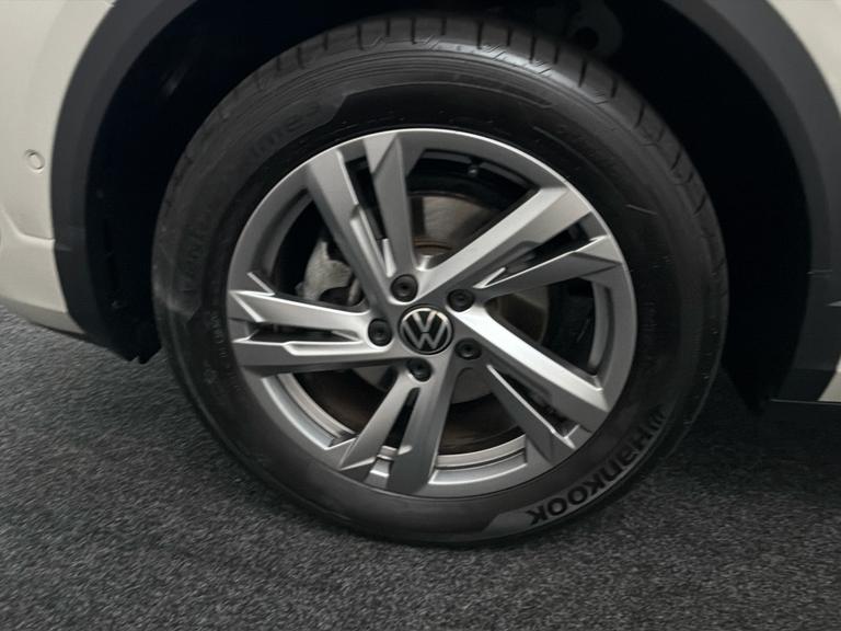 VOLKSWAGEN T-ROC Photo bsapi-ba880c06fb8182df44e76b5fde2b9cbb0a8ff52b.jpg