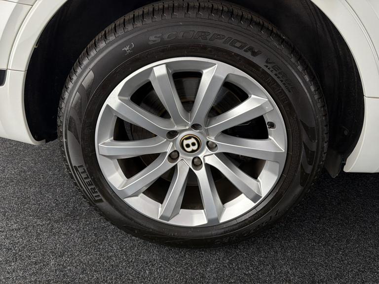 Bentley BENTAYGA Photo bsapi-c9d80b0f9a3ca3f7a8ece8532afb392c51120731.jpg
