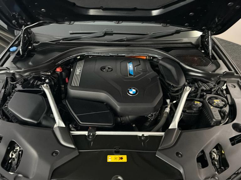 BMW 5 Series Photo bsapi-cd156c1a1981f7fa5e4faa34f86a85c1b4ac1f13.jpg