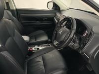 MITSUBISHI Outlander Photo 9