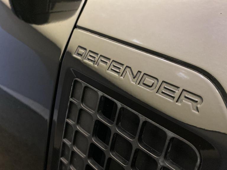 LAND ROVER DEFENDER 110 Photo bsapi-e4e150b08d51434de85d326d78d8b3abde07b0b6.jpg