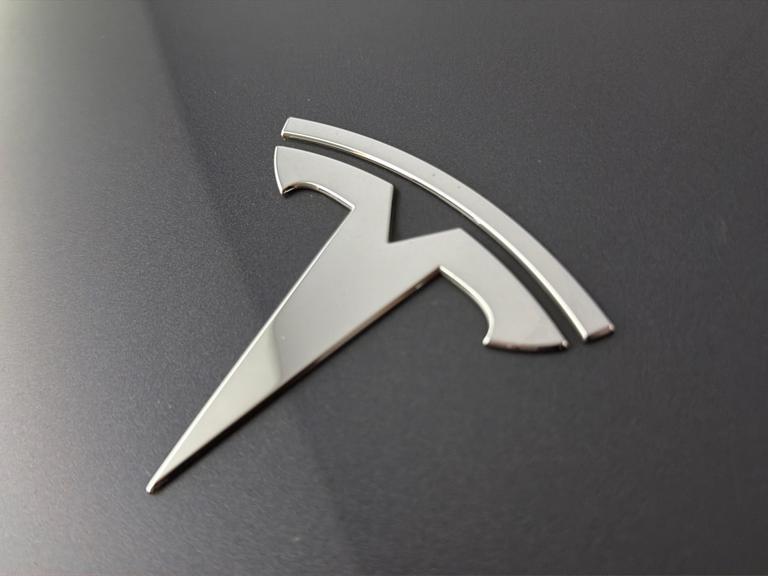 TESLA Model 3 Photo bsapi-eeb0009900b14a41afeebf07d12d15391d8a4138.jpg