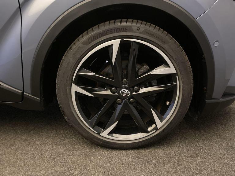 TOYOTA C-HR Photo bsapi-eecee174de012332c0003887082e2c2c0147ca6e.jpg