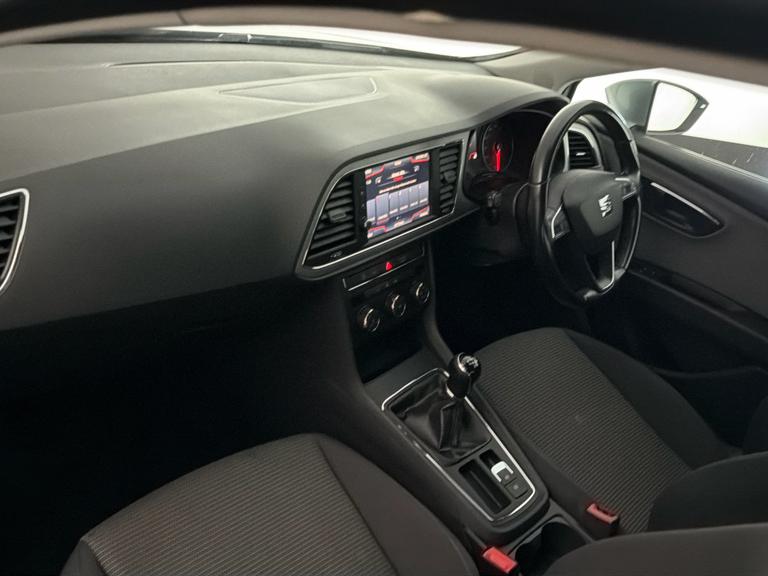 SEAT LEON Photo bsapi-f14ec84b2407d8fd4f0b3e905c1188ede084f6ca.jpg
