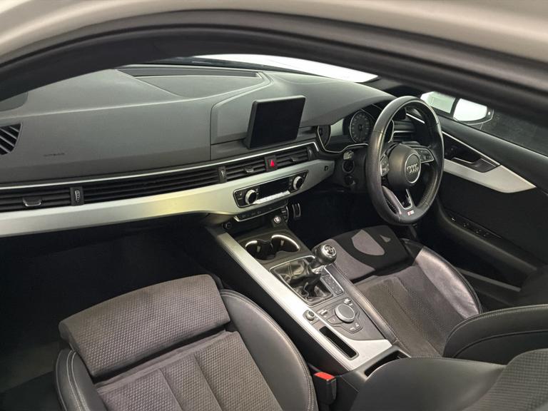 AUDI A4 Photo bsapi-f737895a6bb982f5a99817f7a504e9b7a4131f11.jpg