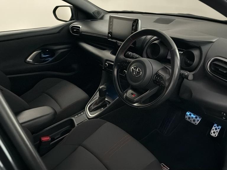 TOYOTA Yaris Photo bsapi-fcab1eb8dc74bdd8af9de474f8fd1e4b2a4b5e4a.jpg