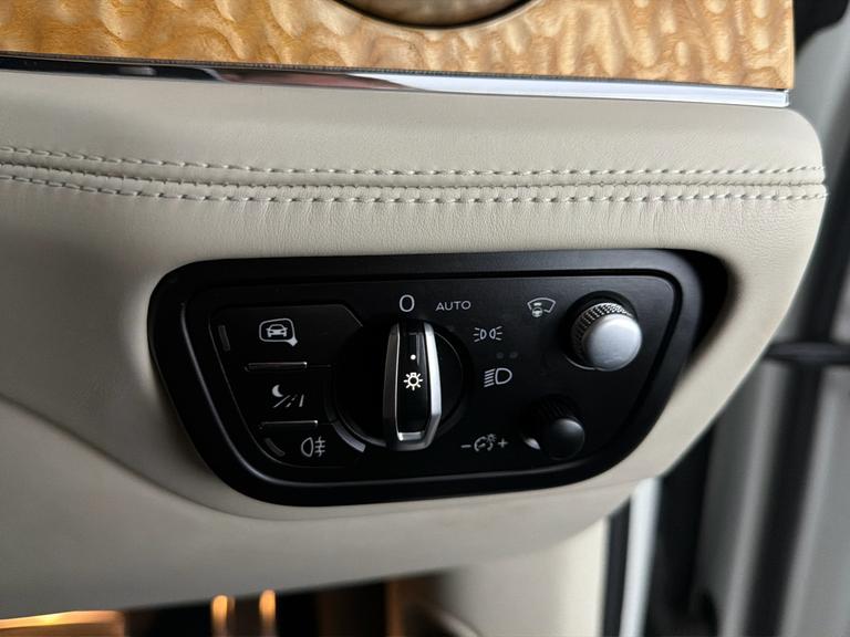 Bentley BENTAYGA Photo bsapi-fed3905053e9bddde6ddf98ac3463dc93112243f.jpg