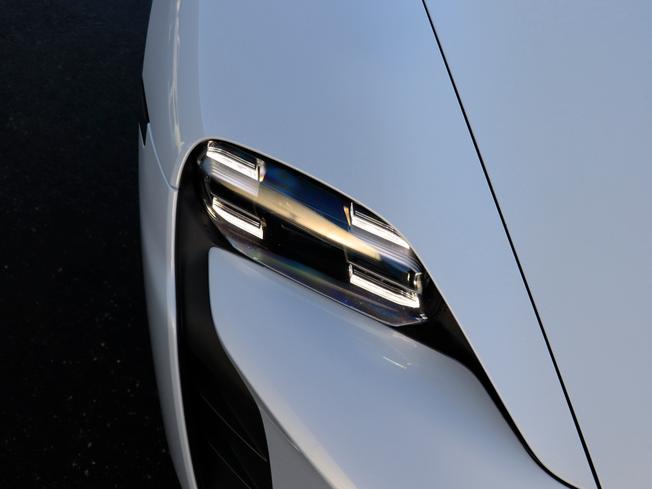 PORSCHE Taycan Photo 23