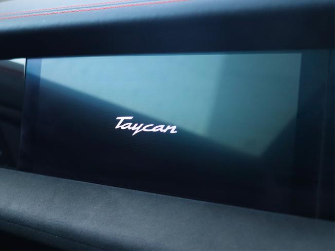 PORSCHE Taycan Photo 42