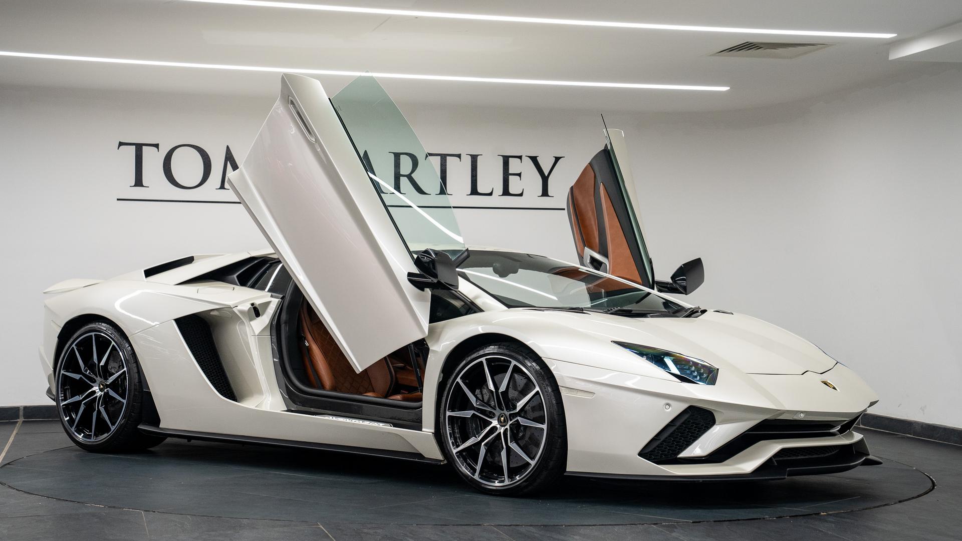 LAMBORGHINI Aventador Photo c060d083-7107-4330-949d-31d65a461a42.jpg